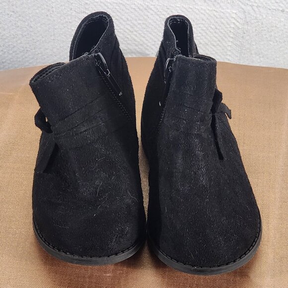 Unr8ed Black Faux Suede Side Bow and Side Zip Small Heel Reece Booties Kid Sz 8M - Picture 3 of 16